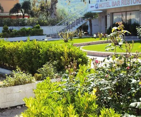 Grand Aita מלון Radhimë